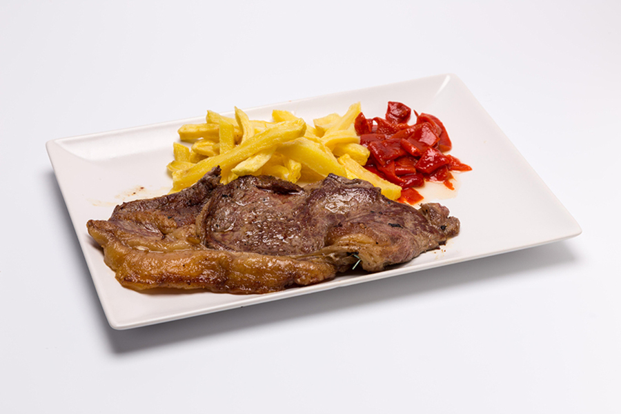 Entrecot con patatas y pimientos.