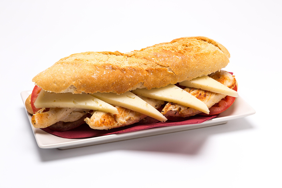 Bocadillo de lomo con queso y tomate.