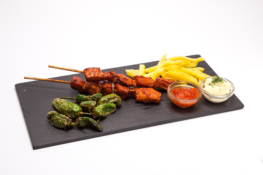 Brocheta de carne, patatas y pimientos.