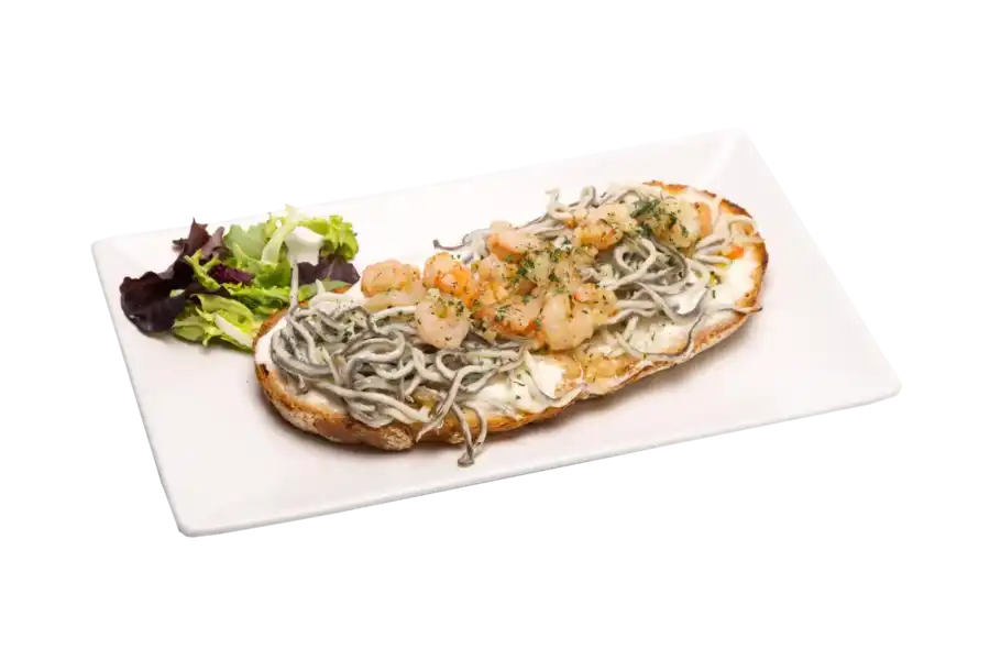 Tosta de aliolí con gulas y gambas.
