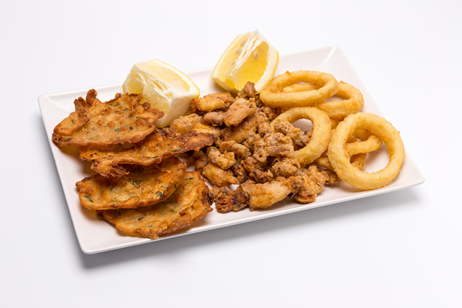 Calamares a la andaluza, tortillitas de camarón y chopitos.