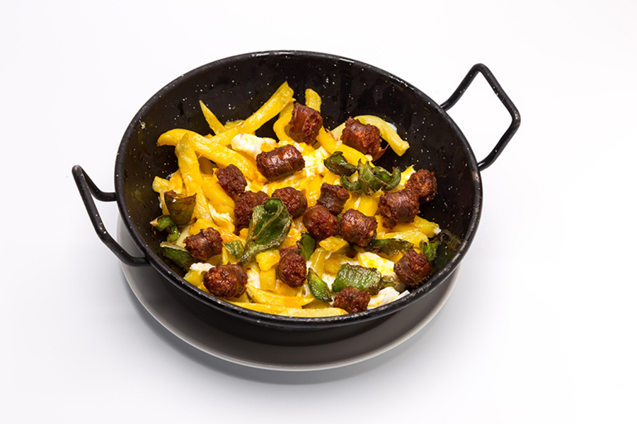 Huevos rotos con chistorra y pimientos.