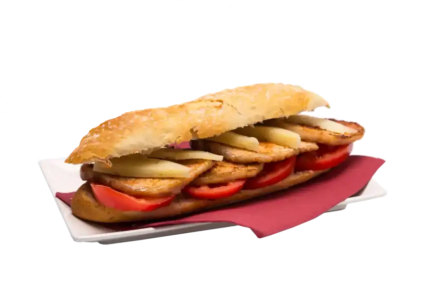 Bocadillo de lomo con tomate y queso.