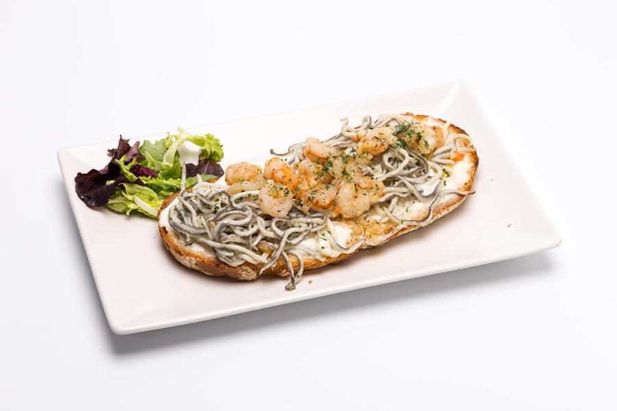 Tosta de aliolí, gulas y gambas.