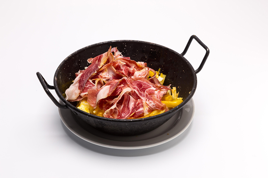 Huevos rotos clásicos con patatas.