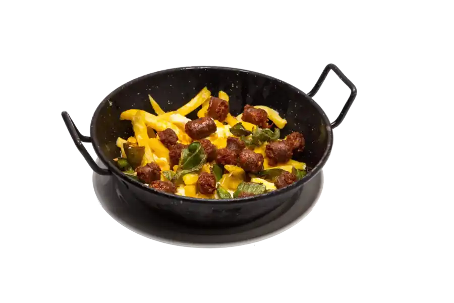 Huevos rotos con chistorra, patatas y pimientos verdes.