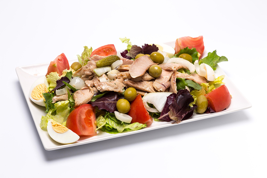 Ensalada de país (fondo de lechuga, bonito en aceite, tomate, cebolla y aceitunas).